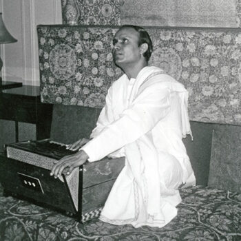 Sri Chinmoy sings Samukhe Shanti Parabar