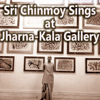 Sri Chinmoy singt in der „Jharna Kala“-Galerie